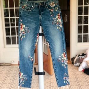 Blank NYC floral embroidered jeans!